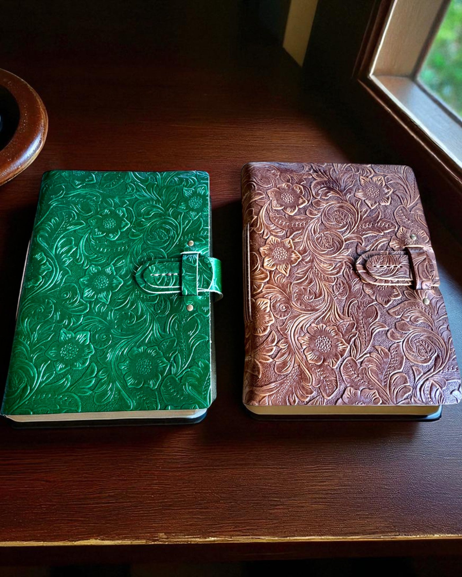 Läderanteckningsbok Vintage "Floralis" – handpräglad, 400 sidor, möjlighet till gravyr, 2 varianter