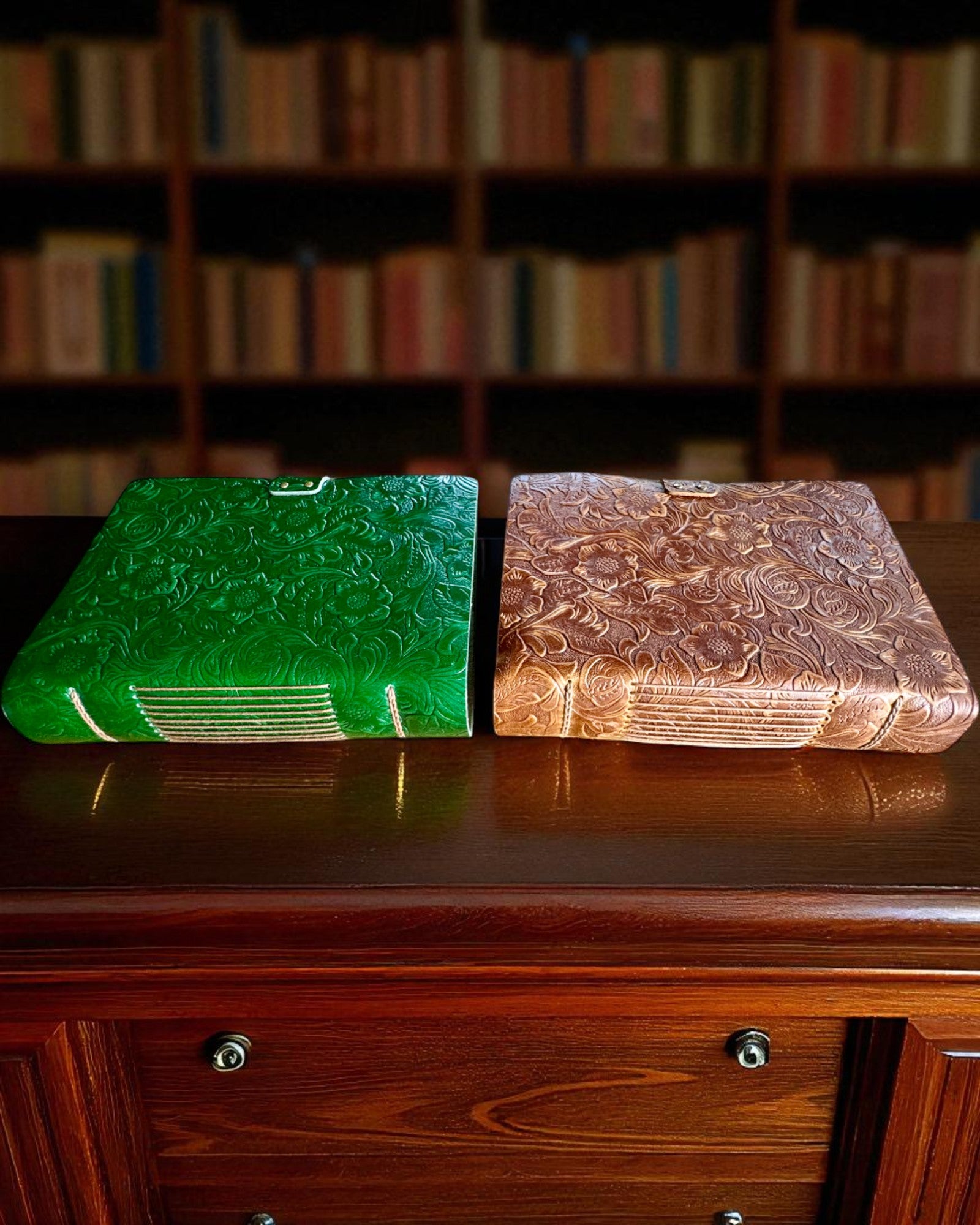 Läderanteckningsbok Vintage "Floralis" – handpräglad, 400 sidor, möjlighet till gravyr, 2 varianter