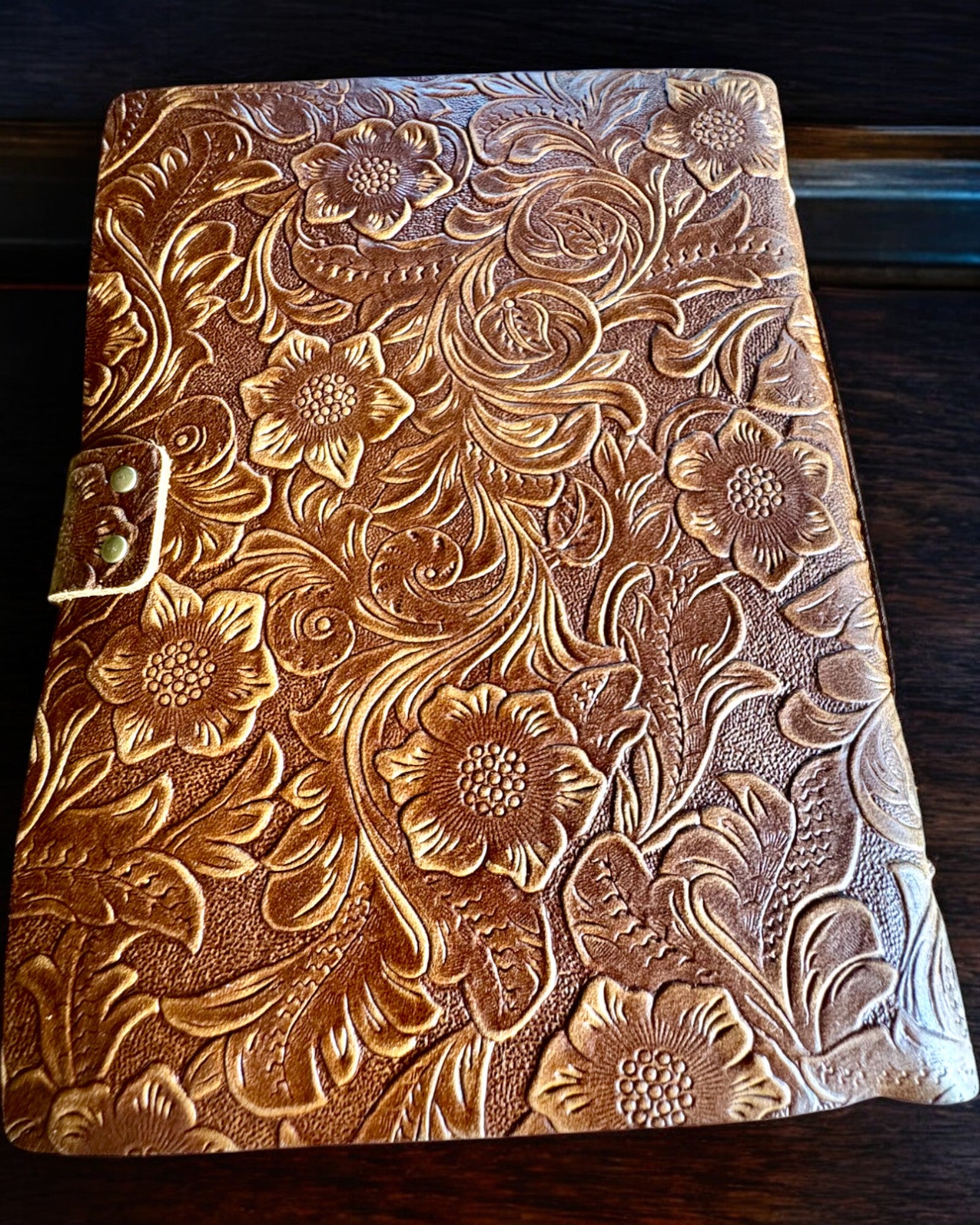 Läderanteckningsbok Vintage "Floralis" – handpräglad, 400 sidor, möjlighet till gravyr, 2 varianter