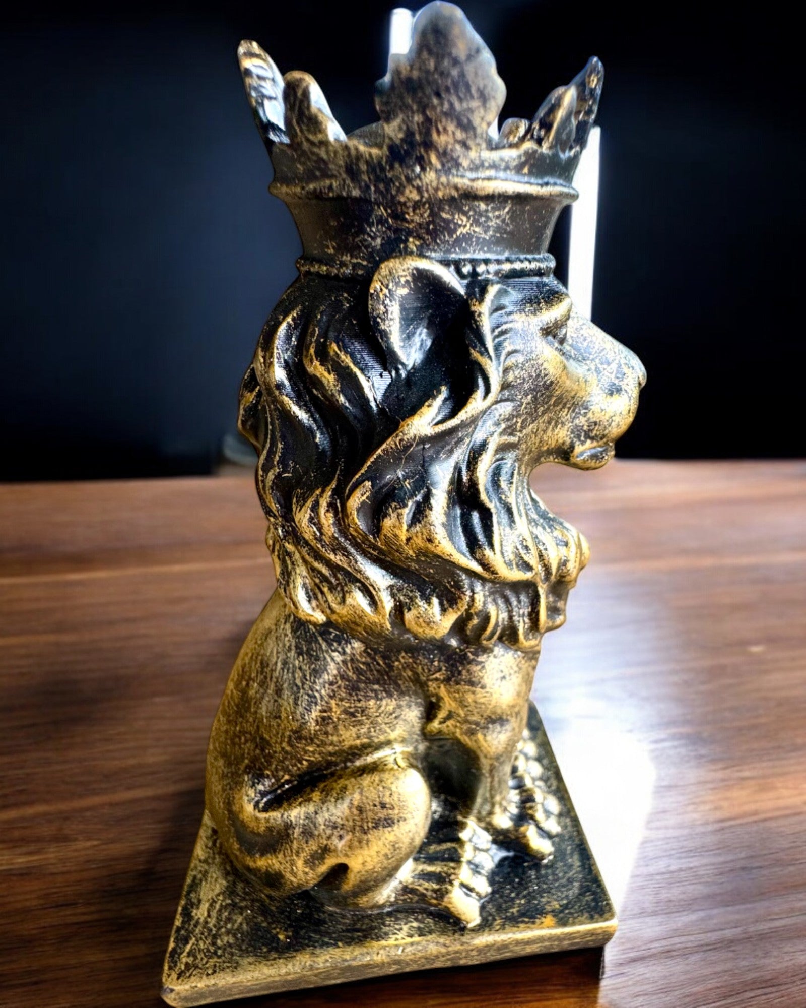 Lejonkungen – Kompakt 14.5 cm dekorativ figur med graveringsalternativ som present