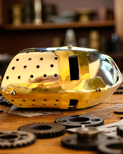 Minihjälm Riddare „Guardian” i mässing – handgjord, 12 cm, möjlighet till anpassning med gravyr som present