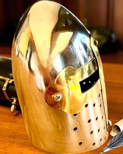 Minihjälm Riddare „Guardian” i mässing – handgjord, 12 cm, möjlighet till anpassning med gravyr som present