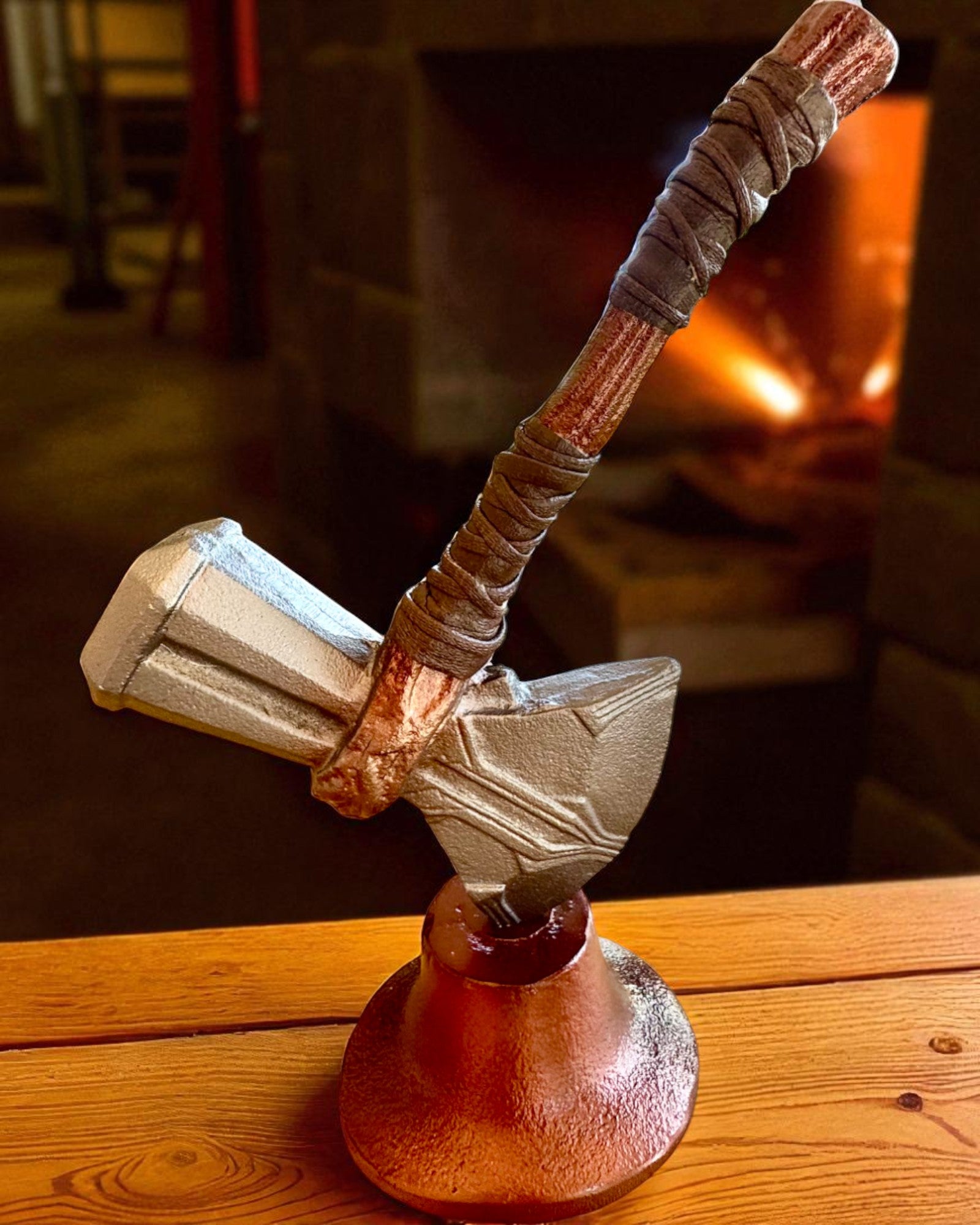 Storm Relic – dekorativ hammare med bas, 26 cm, handgjord, möjlighet till anpassning med gravyr som present