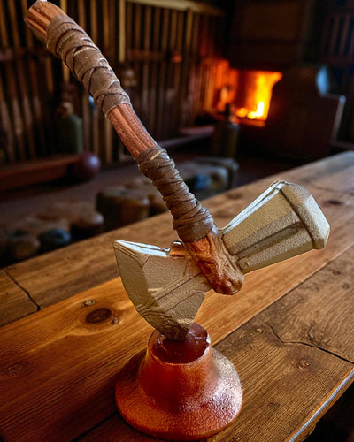 Storm Relic – dekorativ hammare med bas, 26 cm, handgjord, möjlighet till anpassning med gravyr som present