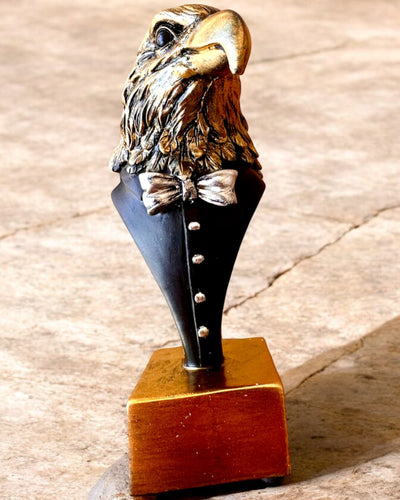 Örnhuvudfigur Büffel Warden – i Elegant Frack med Graveringsalternativ som present