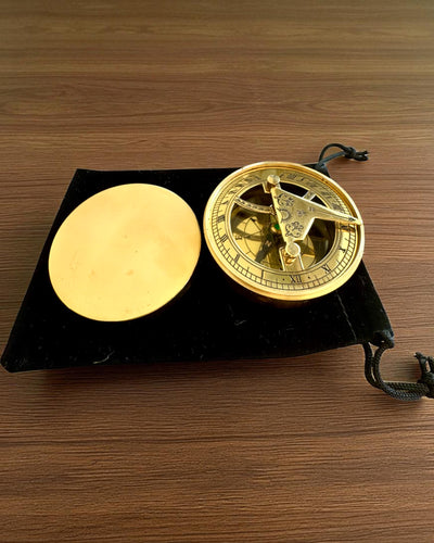 Solkompass Voyager 7cm – mässings solur med kompass, personalisering med gravyr som present