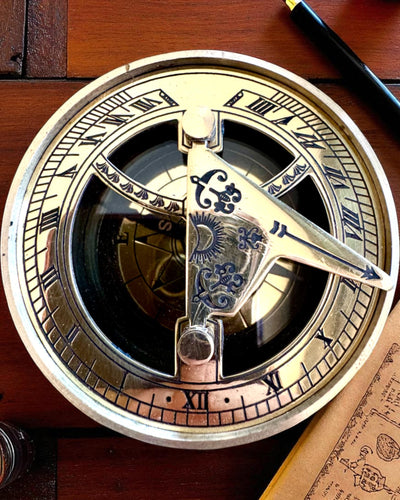 Solkompass Voyager 7cm – mässings solur med kompass, personalisering med gravyr som present