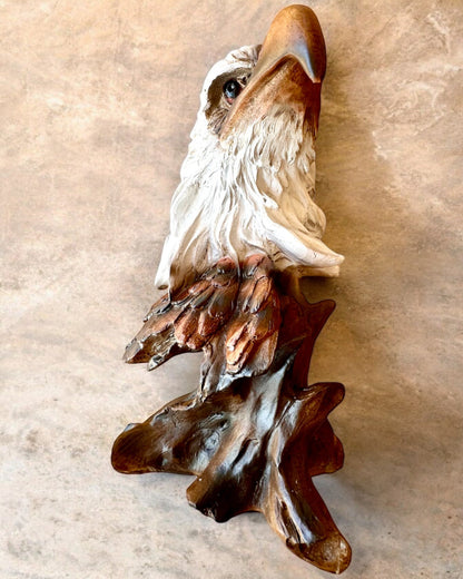 "Orzeł Wolności" - Skulptur i harts med möjlighet till gravyr som present, 26,5 cm hög