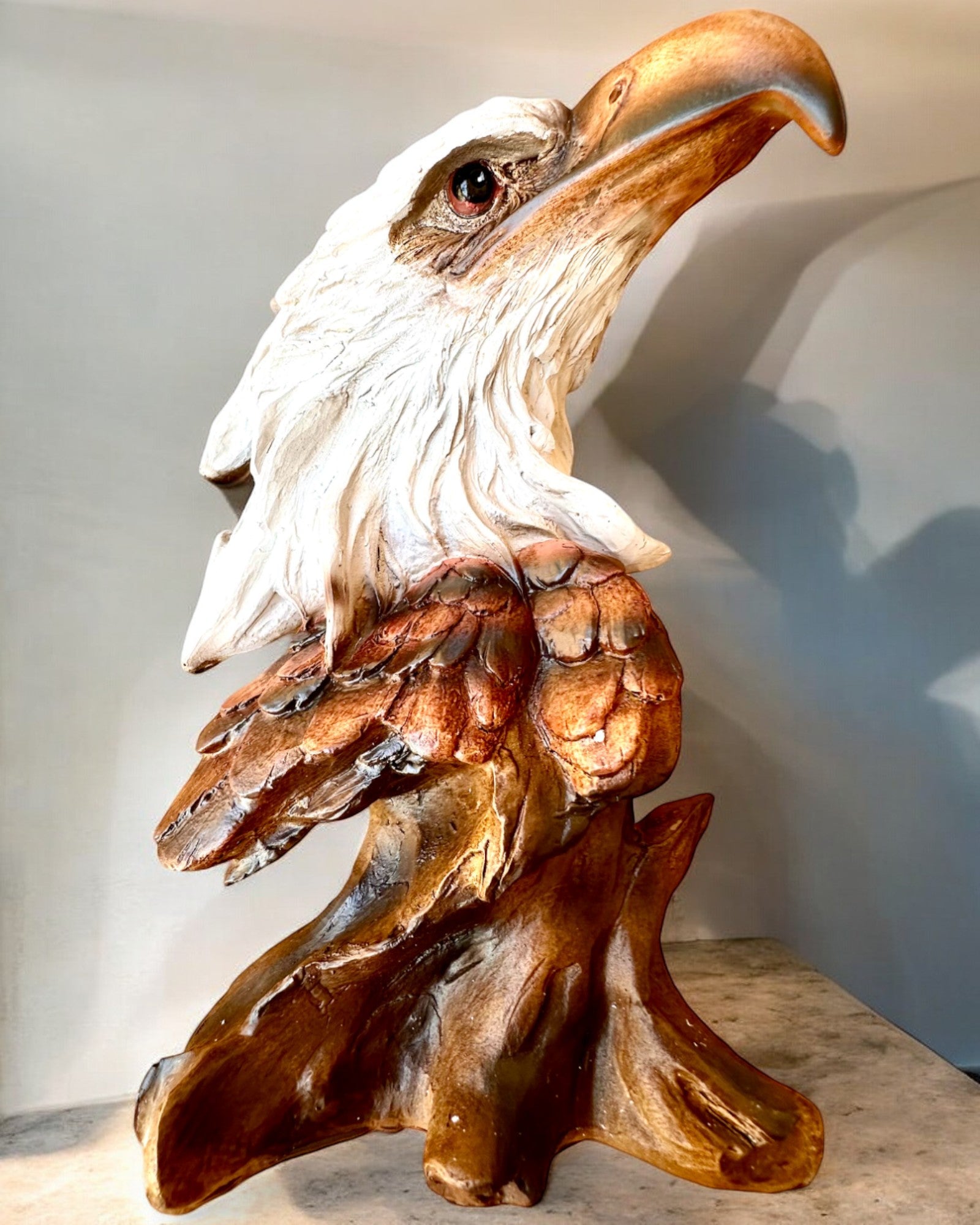 "Orzeł Wolności" - Skulptur i harts med möjlighet till gravyr som present, 26,5 cm hög