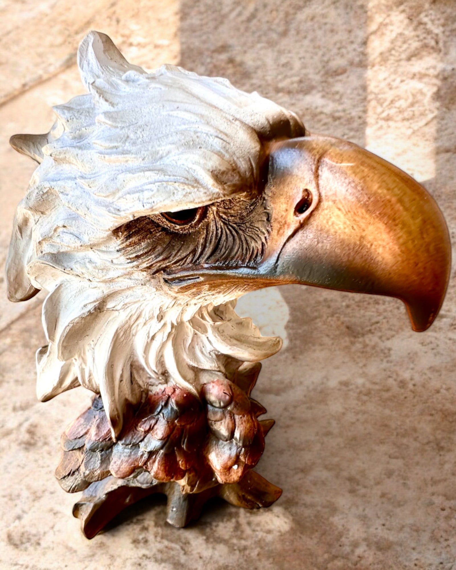 "Orzeł Wolności" - Skulptur i harts med möjlighet till gravyr som present, 26,5 cm hög