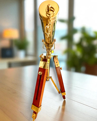 Himlakroppslampa på Träställ 41 cm, möjlighet till personlig gravyr som present