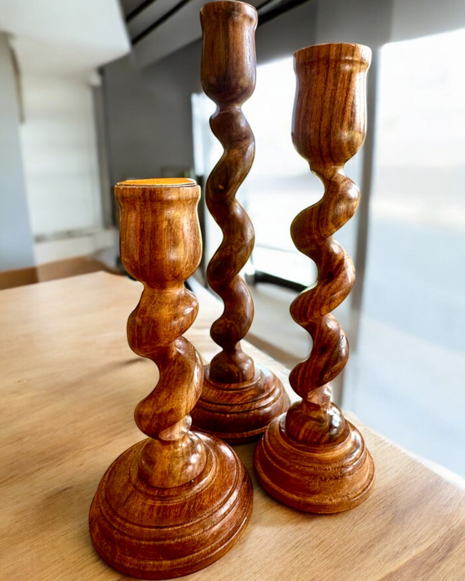 Set med 3 ljusstakar "Spiralne Ljus" 25 cm höjd, möjlighet till anpassning med gravyr som present