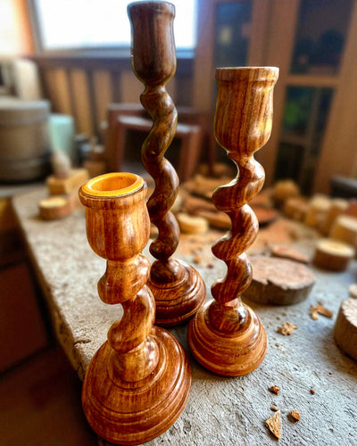 Set med 3 ljusstakar "Spiralne Ljus" 25 cm höjd, möjlighet till anpassning med gravyr som present