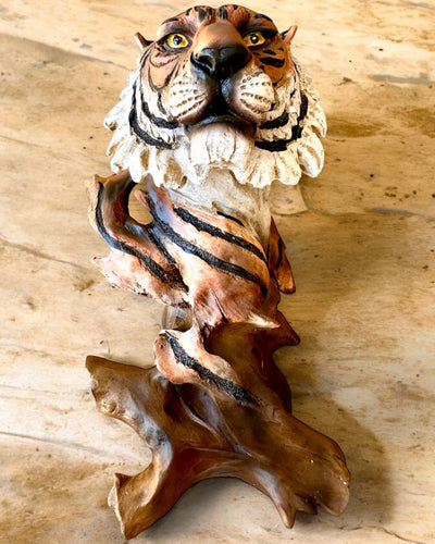Statuett "Tiger Djungelns Kung" med Graveringsalternativ, figur 29 cm hög, dekoration som present