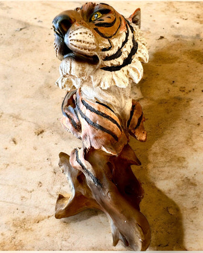 Statuett "Tiger Djungelns Kung" med Graveringsalternativ, figur 29 cm hög, dekoration som present