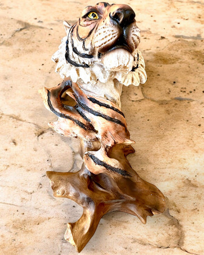 Statuett "Tiger Djungelns Kung" med Graveringsalternativ, figur 29 cm hög, dekoration som present