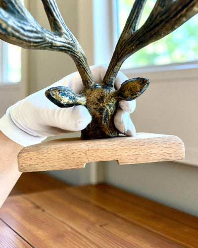 Mässingshängare Hjort Väktare, handgjord, möjlighet till anpassning med gravyr på trä