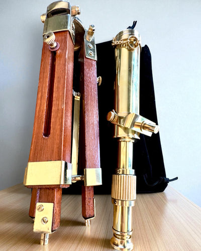 Himlakroppslampa på Träställ 41 cm, möjlighet till personlig gravyr som present