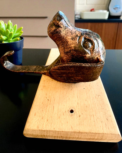 Mässingskrok Hundvän, handgjord, möjlighet till anpassning med gravyr på trä