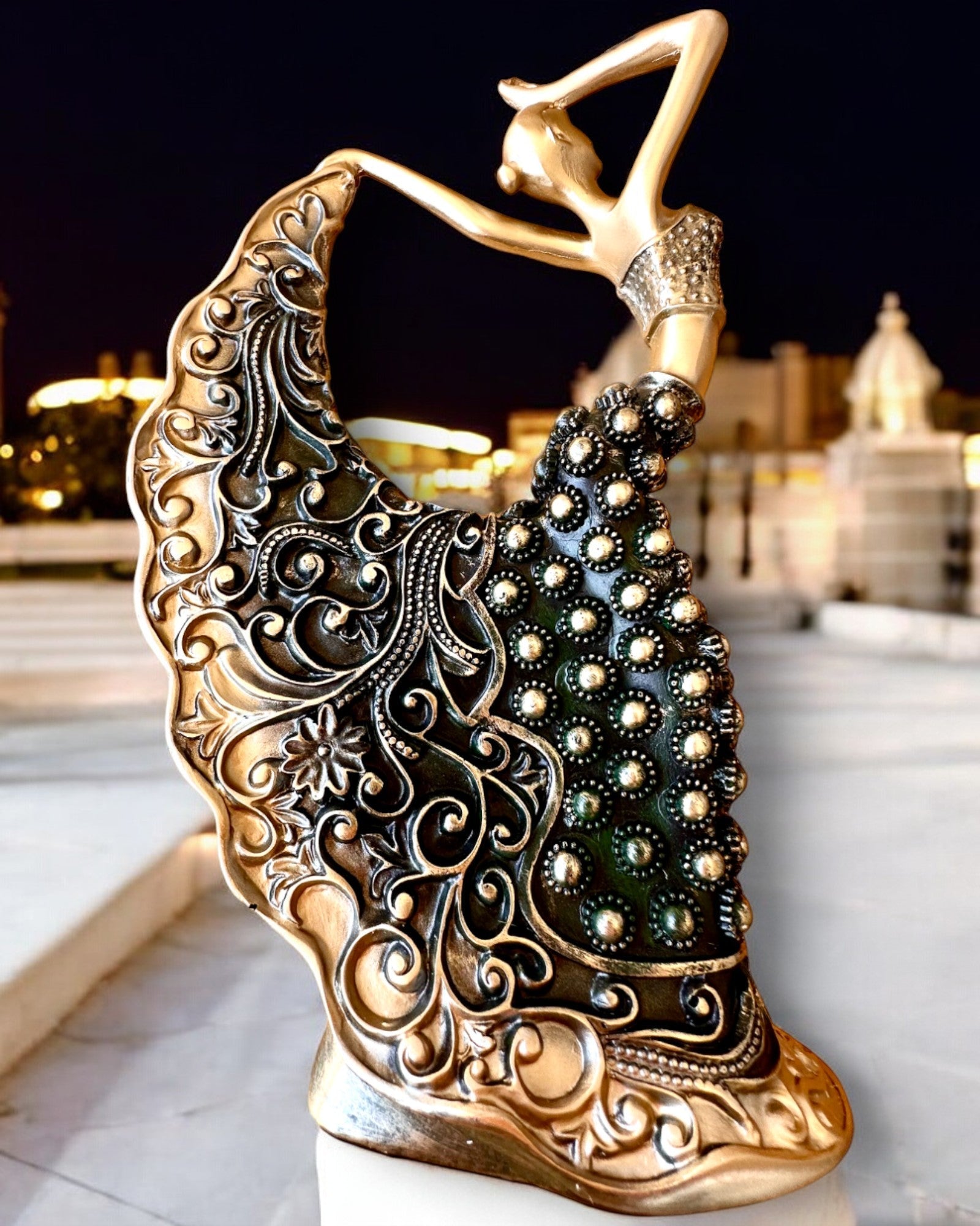 Elegant skulptur "Tancerka Złotego Blasku", 29 cm hög, med möjlighet till gravyr som present