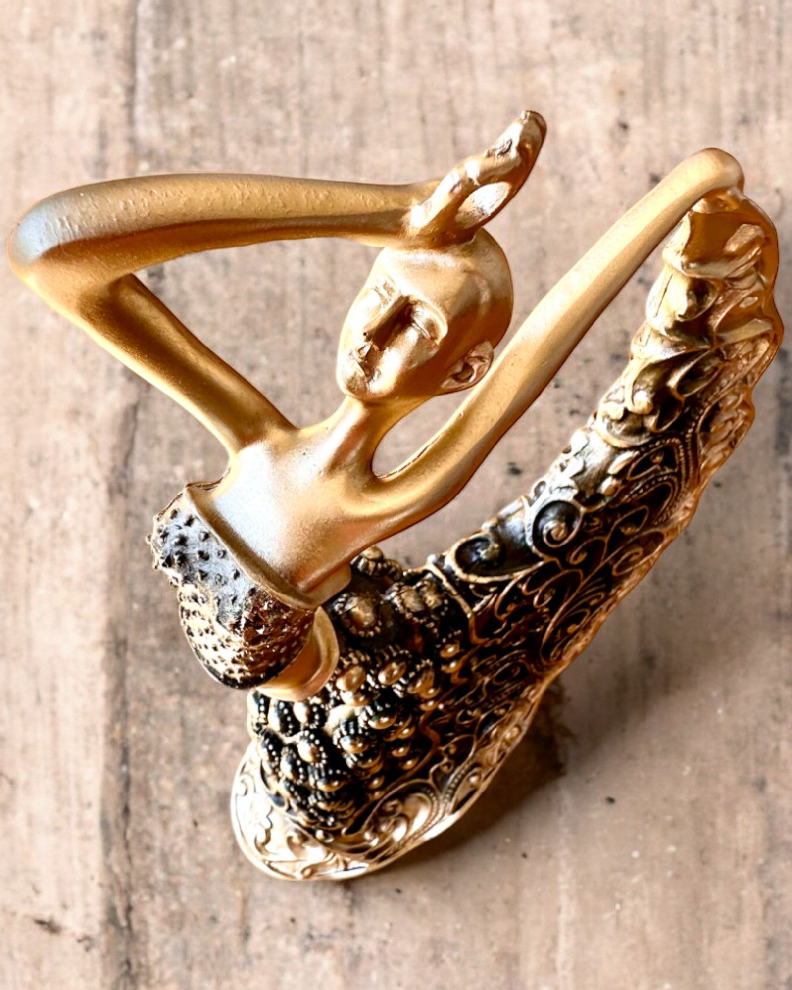 Elegant skulptur "Tancerka Złotego Blasku", 29 cm hög, med möjlighet till gravyr som present