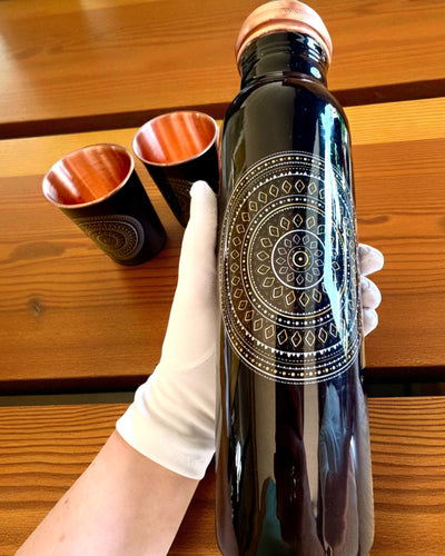 Kopparset Mandala – Flaska 1L + 2 Muggar i Fodral, möjlighet till personlig gravyr som present