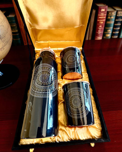 Kopparset Mandala – Flaska 1L + 2 Muggar i Fodral, möjlighet till personlig gravyr som present