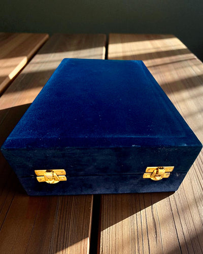 Kopparset Mandala – Flaska 1L + 2 Muggar i Fodral, möjlighet till personlig gravyr som present