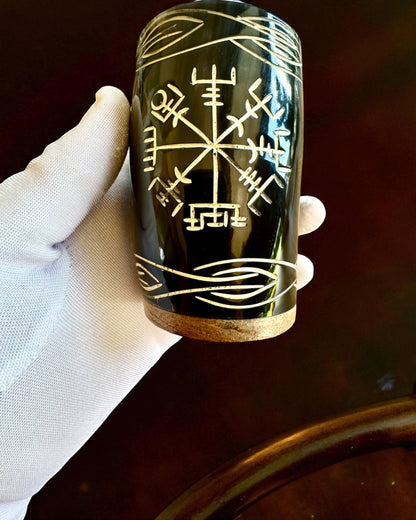 Valknut Handgjord liten bägare av buffelhorn med nordiska symboler, möjlighet till anpassning som present med gravyr