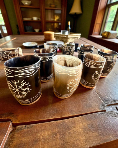 Valknut Handgjord liten bägare av buffelhorn med nordiska symboler, möjlighet till anpassning som present med gravyr