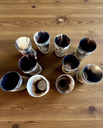 Valknut Handgjord liten bägare av buffelhorn med nordiska symboler, möjlighet till anpassning som present med gravyr