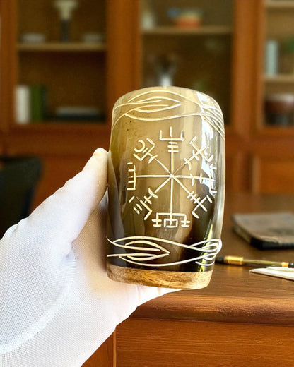Valknut Handgjord liten bägare av buffelhorn med nordiska symboler, möjlighet till anpassning som present med gravyr