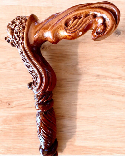 Promenadkäpp 'Käpp "Djungelkungen", trä, möjlighet till personlig gravyr'