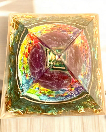 Orgonitisk energipyramid "Mystic Aura"