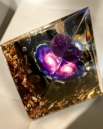 Orgonitisk Energi-pyramid av Kosmisk Energi - Amulett med Ametist och Spån