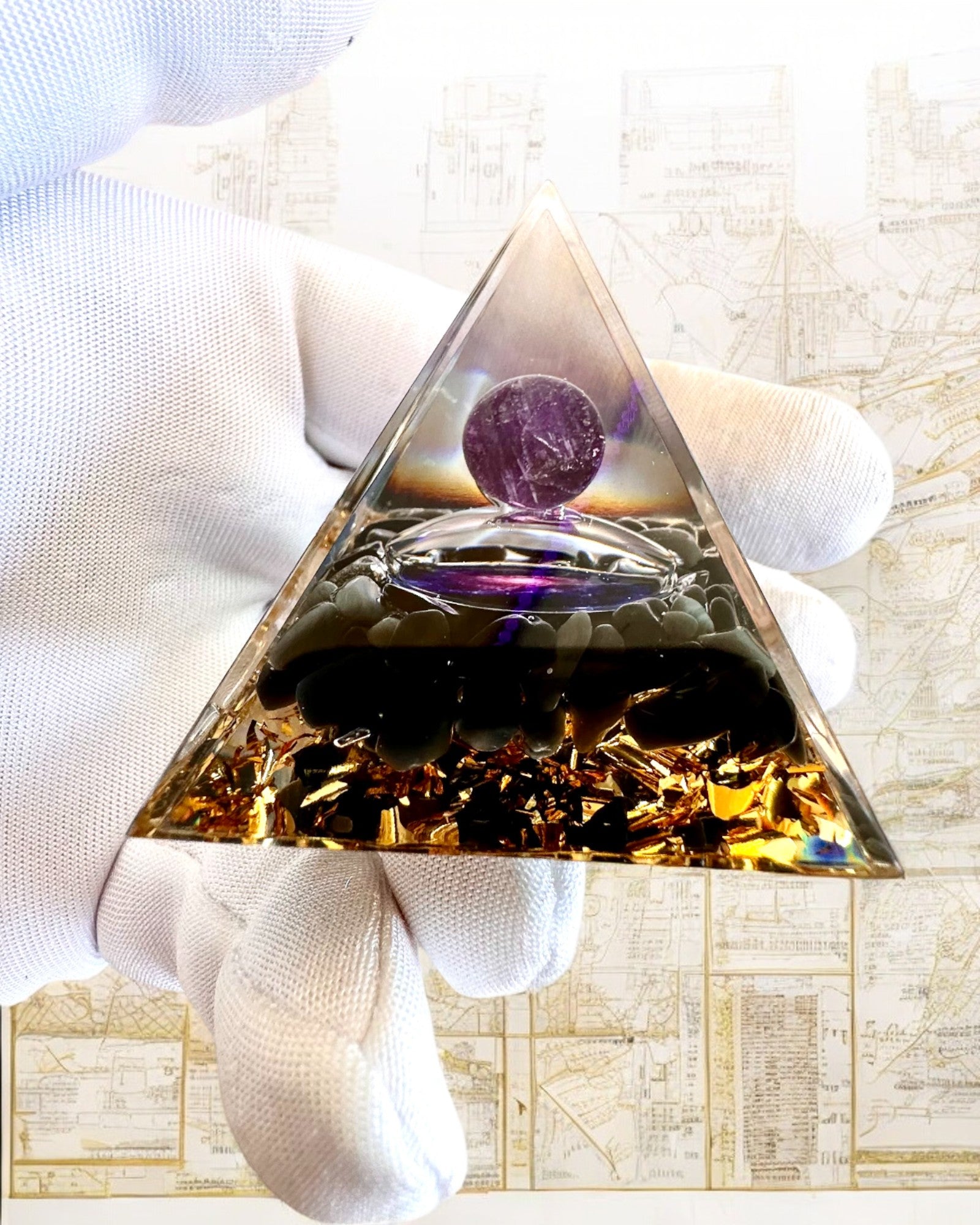 Orgonitisk Energi-pyramid av Kosmisk Energi - Amulett med Ametist och Spån