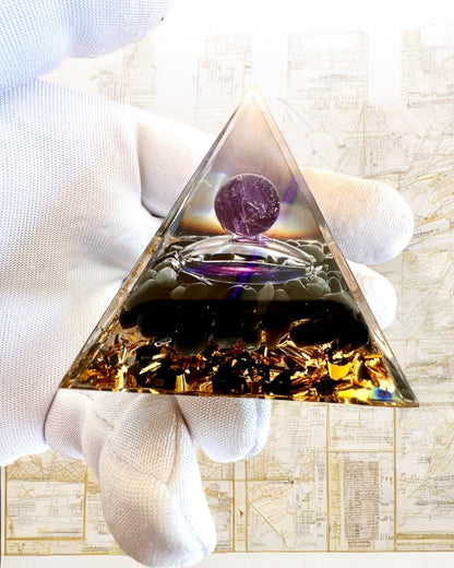 Orgonitisk Energi-pyramid av Kosmisk Energi - Amulett med Ametist och Spån