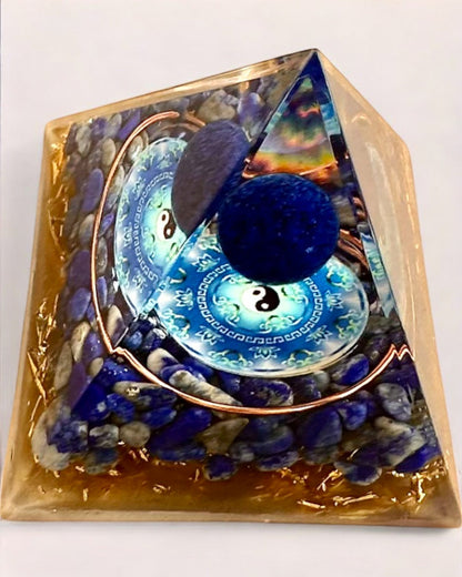 Orgonitisk energipyramid "Zenith" med Lapis Lazuli, perfekt som present
