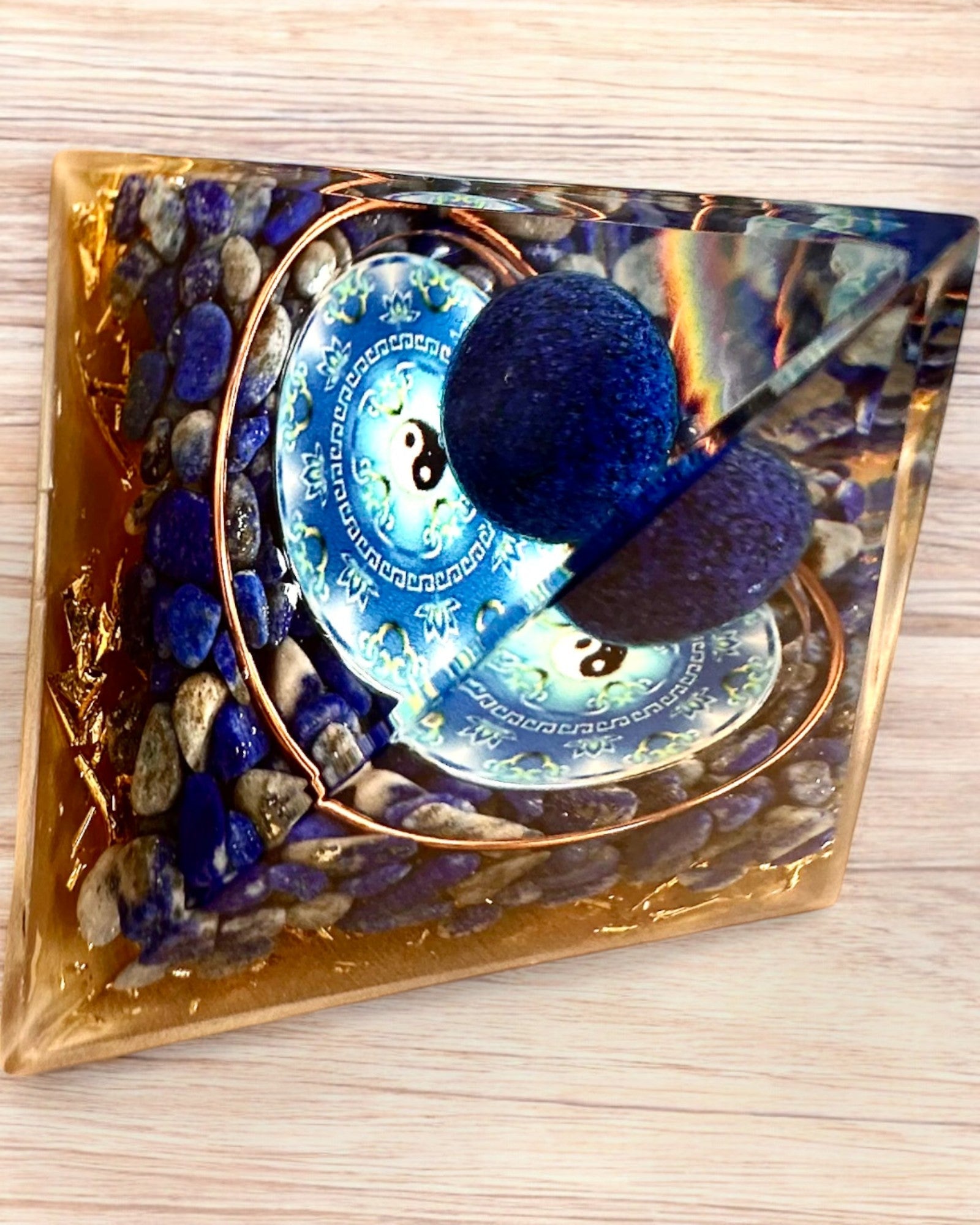 Orgonitisk energipyramid "Zenith" med Lapis Lazuli, perfekt som present