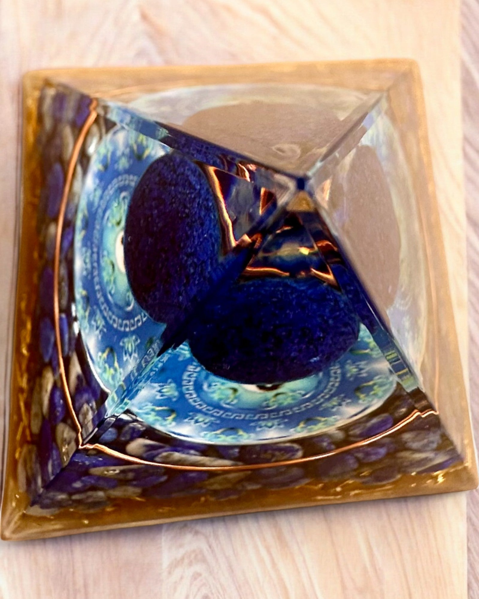 Orgonitisk energipyramid "Zenith" med Lapis Lazuli, perfekt som present