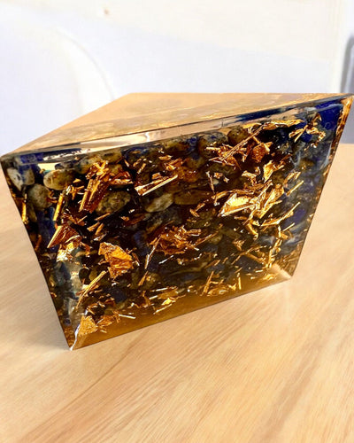 Orgonitisk energipyramid "Zenith" med Lapis Lazuli, perfekt som present