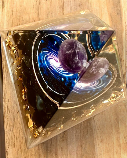Orgonitisk energipyramid "Kosmisk Pyramid" Galaktisk Essens, som present