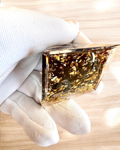 Orgonitisk Energi-pyramid av Kosmisk Energi - Amulett med Ametist och Spån