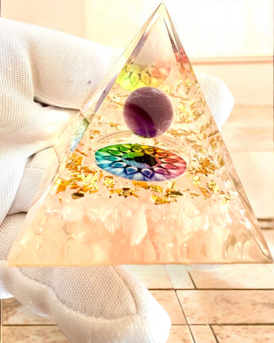 Orgonitisk energipyramid Energiens pyramid "Harmoni av ljus" - Kristall, som present