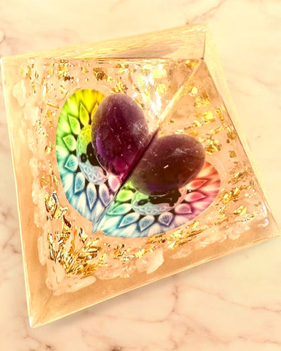 Orgonitisk energipyramid Energiens pyramid "Harmoni av ljus" - Kristall, som present