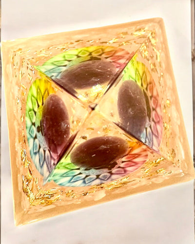 Orgonitisk energipyramid Energiens pyramid "Harmoni av ljus" - Kristall, som present