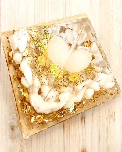 Orgonitisk Energi Pyramid med Vita Stenar - "Golden Harmony", perfekt som present