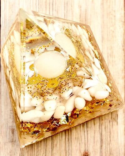 Orgonitisk Energi Pyramid med Vita Stenar - "Golden Harmony", perfekt som present