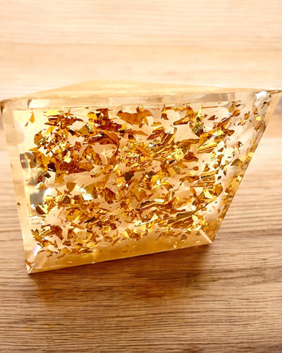 Orgonitisk Energi Pyramid med Vita Stenar - "Golden Harmony", perfekt som present