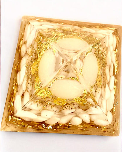Orgonitisk Energi Pyramid med Vita Stenar - "Golden Harmony", perfekt som present